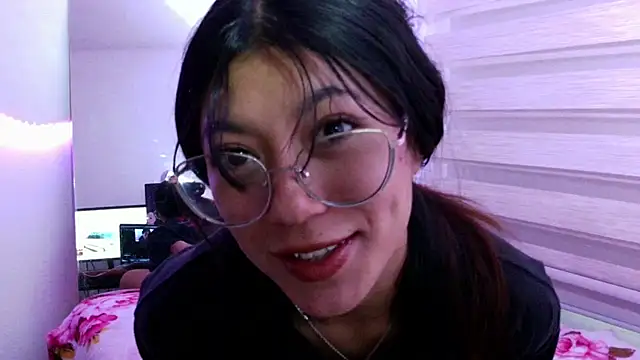 Snapshot of LissyM chatting on May 2, 5:07 pm LissyM online show from May 2, 5:07 pm