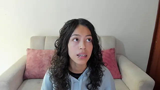 Snapshot of emily_jonessxx chatting on November 5, 4:51 pm emily jonessxx online show from November 5, 4:51 pm