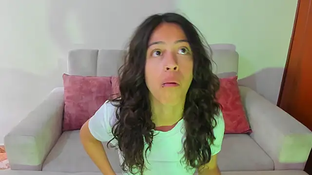 Snapshot of emily_jonessxx chatting on November 9, 7:23 pm emily jonessxx online show from November 9, 7:23 pm