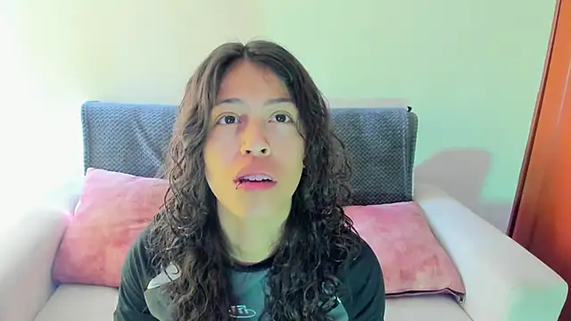 Snapshot of emily_jonessxx chatting on November 11, 7:03 pm emily jonessxx online show from November 11, 7:03 pm