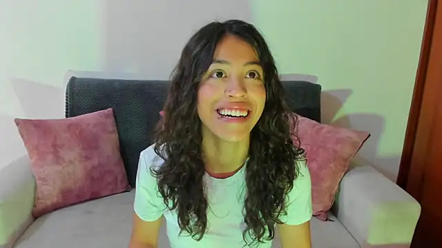 Snapshot of emily_jonessxx chatting on November 14, 6:50 pm emily jonessxx online show from November 14, 6:50 pm