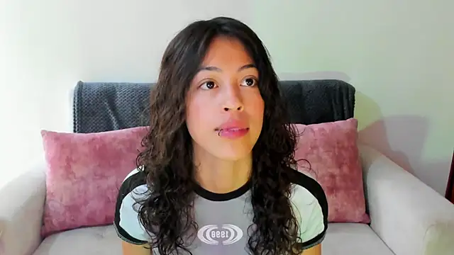 Snapshot of emily_jonessxx chatting on November 15, 6:15 pm emily jonessxx online show from November 15, 6:15 pm