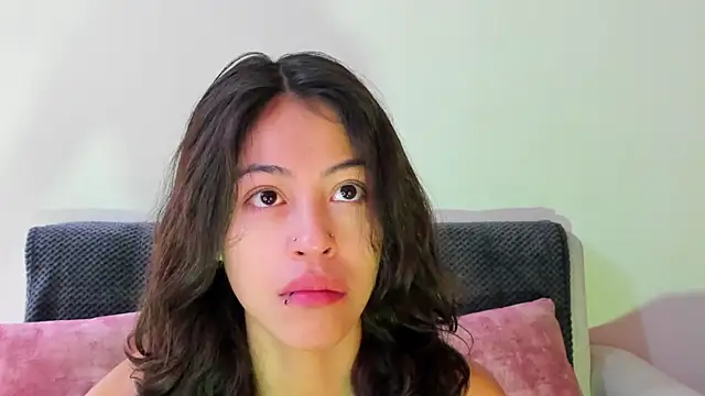 Snapshot of emily_jonessxx chatting on November 20, 1:11 pm emily jonessxx online show from November 20, 1:11 pm