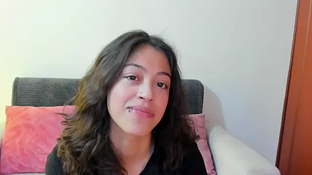 Snapshot of emily_jonessxx chatting on November 24, 7:13 pm emily jonessxx online show from November 24, 7:13 pm