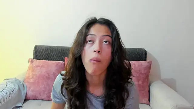 Snapshot of emily_jonessxx chatting on November 25, 8:09 pm emily jonessxx online show from November 25, 8:09 pm