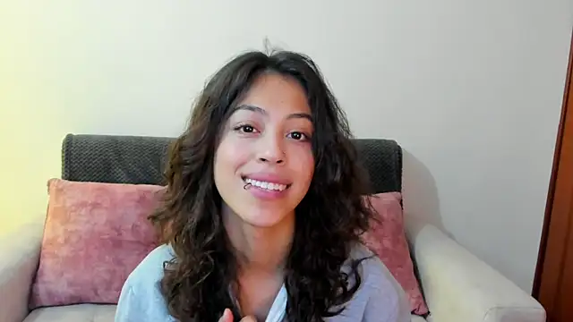 Snapshot of emily_jonessxx chatting on November 27, 6:10 pm emily jonessxx online show from November 27, 6:10 pm