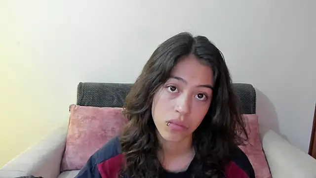 Snapshot of emily_jonessxx chatting on November 28, 7:38 pm emily jonessxx online show from November 28, 7:38 pm