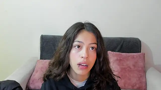 Snapshot of emily_jonessxx chatting on December 2, 11:37 am emily jonessxx online show from December 2, 11:37 am