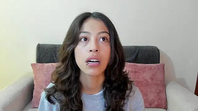 Snapshot of emily_jonessxx chatting on December 5, 1:31 pm emily jonessxx online show from December 5, 1:31 pm