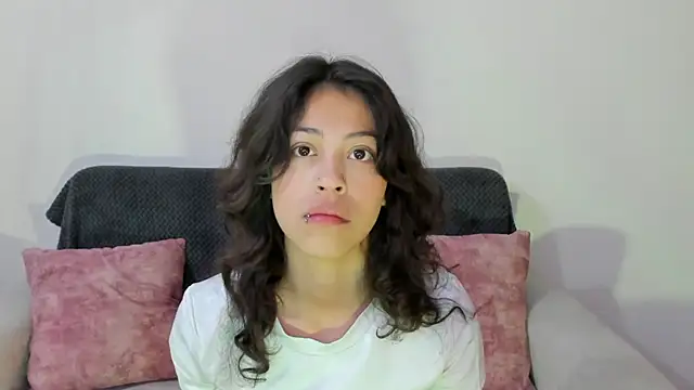 Snapshot of emily_jonessxx chatting on December 15, 1:48 pm emily jonessxx online show from December 15, 1:48 pm