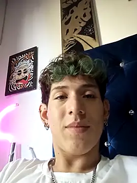 Snapshot of Yorsamm_and_friends chatting on October 28, 9:06 pm Yorsamm and friends online show from October 28, 9:06 pm