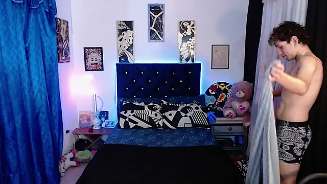 Snapshot of Yorsamm_and_friends chatting on November 23, 10:42 pm Yorsamm and friends online show from November 23, 10:42 pm