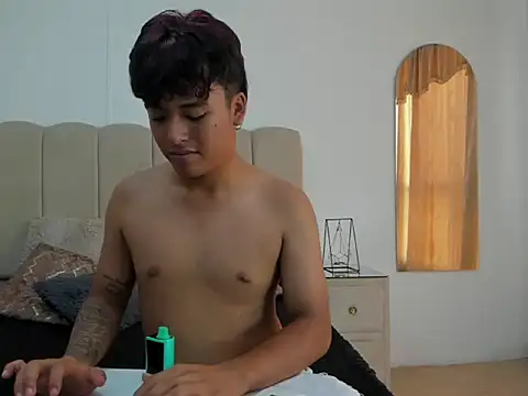 Snapshot of LiamANDJordan chatting on December 13, 7:53 pm LiamANDJordan online show from December 13, 7:53 pm