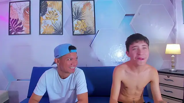 Snapshot of Room_boys_hot chatting on November 6, 1:17 am Room boys hot online show from November 6, 1:17 am