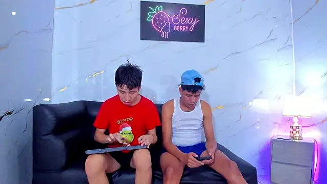 Snapshot of Room_boys_hot chatting on November 9, 1:31 pm Room boys hot online show from November 9, 1:31 pm