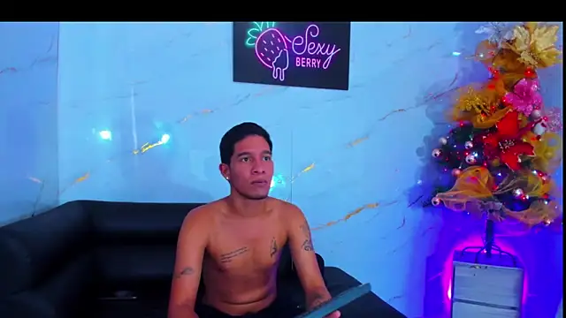 Snapshot of Room_boys_hot chatting on November 27, 12:40 pm Room boys hot online show from November 27, 12:40 pm