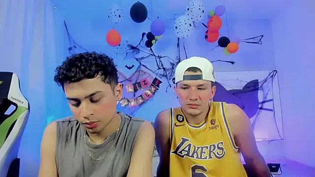 Snapshot of Twinks_boys_s chatting on October 23, 3:17 am Twinks boys s online show from October 23, 3:17 am