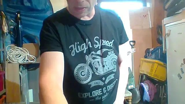 Snapshot of tommy3300 chatting on April 12, 5:45 am tommy3300 online show from April 12, 5:45 am