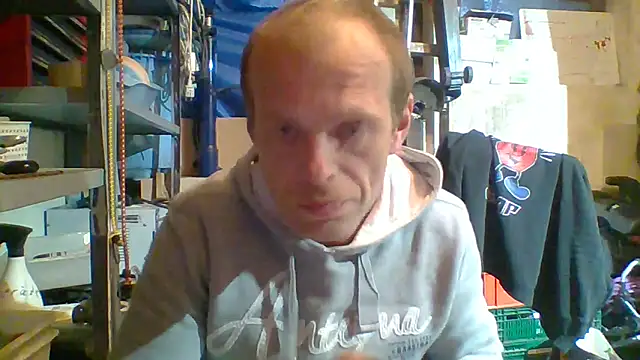 Snapshot of tommy3300 chatting on April 27, 3:26 am tommy3300 online show from April 27, 3:26 am