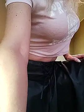 Snapshot of SelinaLovqx chatting on November 21, 9:52 am SelinaLovqx online show from November 21, 9:52 am