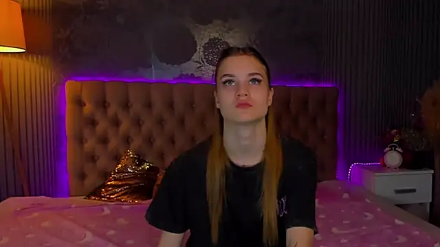 LuisaClover online show from November 19, 1:22 pm