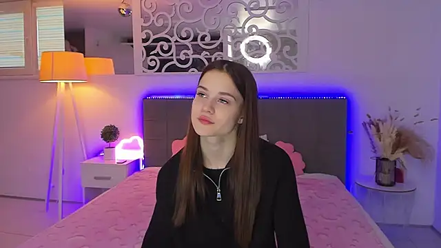 LuisaClover online show from January 7, 1:13 pm