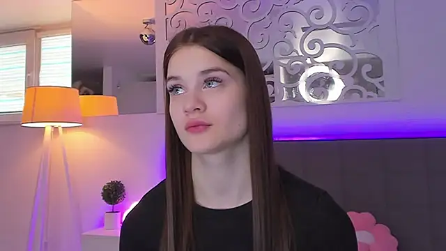 LuisaClover online show from March 7, 1:41 pm