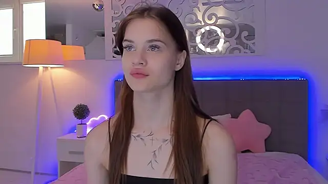 LuisaClover online show from April 7, 12:05 pm