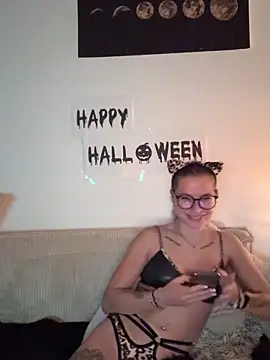 Snapshot of AlyssaSchwarz chatting on October 31, 6:42 pm AlyssaSchwarz online show from October 31, 6:42 pm