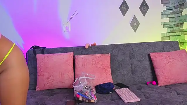 kasandraandsilvii online show from December 1, 2:00 pm