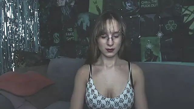 Snapshot of AlishaKellyi chatting on November 16, 5:35 am AlishaKellyi online show from November 16, 5:35 am