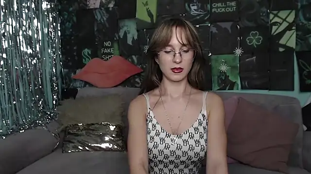 Snapshot of AlishaKellyi chatting on December 18, 5:46 am AlishaKellyi online show from December 18, 5:46 am