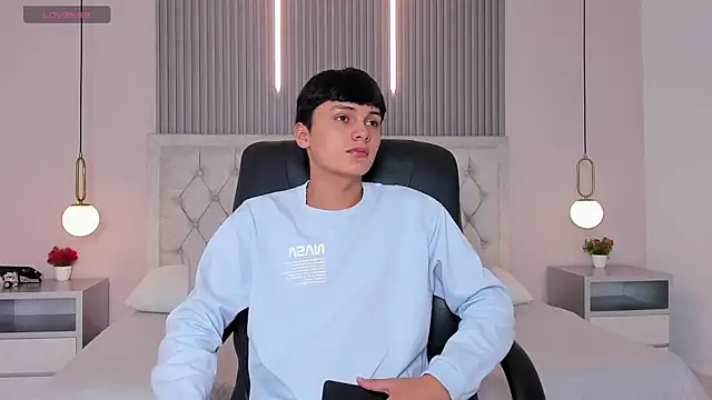 Snapshot of Maxii18_ chatting on December 17, 6:25 pm Maxii18 online show from December 17, 6:25 pm