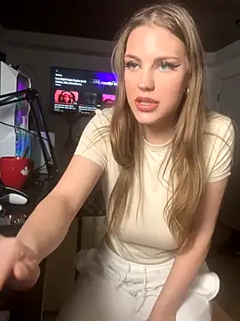 Snapshot of elliepixie chatting on December 21, 1:46 am elliepixie online show from December 21, 1:46 am