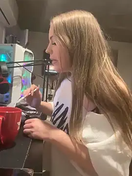 Snapshot of elliepixie chatting on December 23, 2:20 am elliepixie online show from December 23, 2:20 am