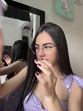 Snapshot of IslaCole chatting on October 28, 6:43 pm IslaCole online show from October 28, 6:43 pm