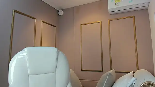 NahimiThompson online show from November 24, 7:24 pm