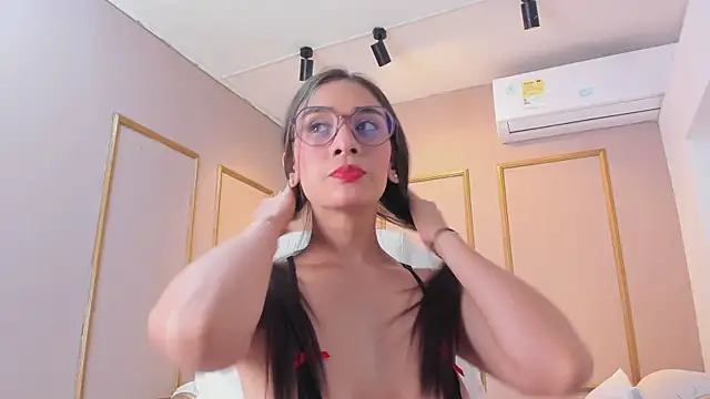 NahimiThompson online show from February 10, 7:51 pm