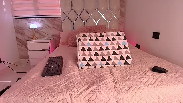 Snapshot of ellisrossi chatting on November 5, 7:14 pm ellisrossi online show from November 5, 7:14 pm