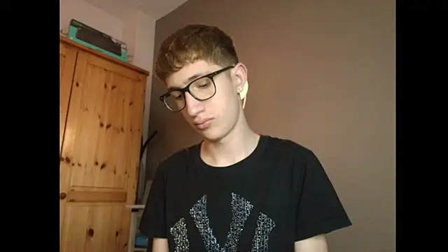 Snapshot of Erick_Taylor3 chatting on December 14, 8:13 pm Erick Taylor3 online show from December 14, 8:13 pm