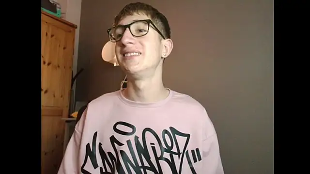 Snapshot of Erick_Taylor3 chatting on December 15, 8:13 pm Erick Taylor3 online show from December 15, 8:13 pm