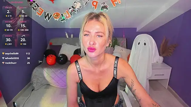 Snapshot of MadamMilly_ chatting on November 1, 6:37 am MadamMilly online show from November 1, 6:37 am