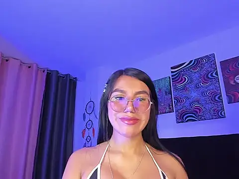 Snapshot of violetbunnyy1 chatting on December 19, 12:39 am violetbunnyy1 online show from December 19, 12:39 am