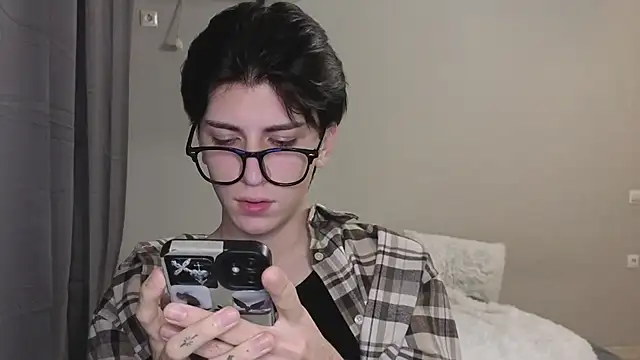 Oliver star boy  online show from October 27, 5:50 pm