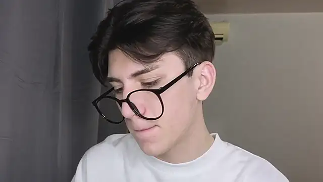 Oliver star boy  online show from November 17, 4:35 pm