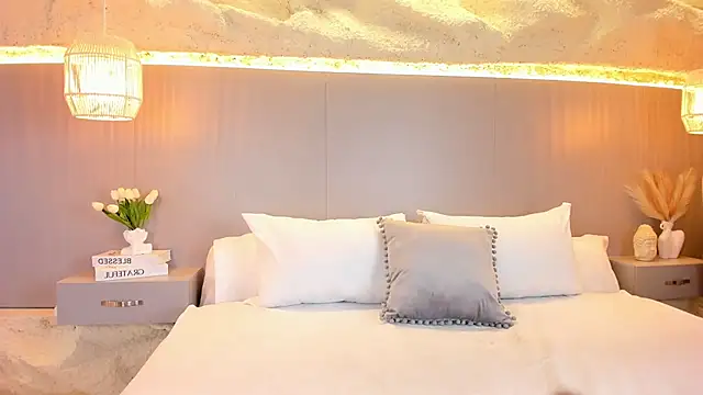 AmyColman  online show from March 18, 12:19 pm