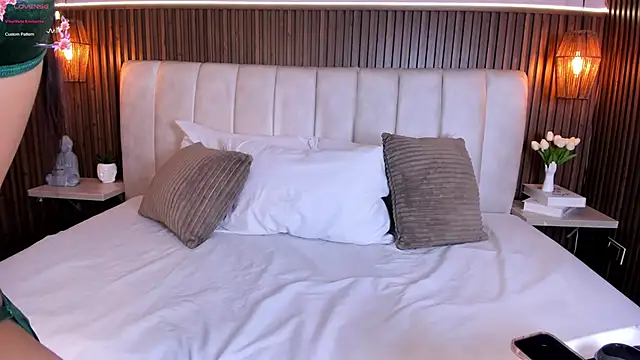 AmyColman  online show from April 2, 11:52 am