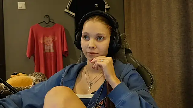 Snapshot of Softixq chatting on November 19, 3:23 pm Softixq online show from November 19, 3:23 pm