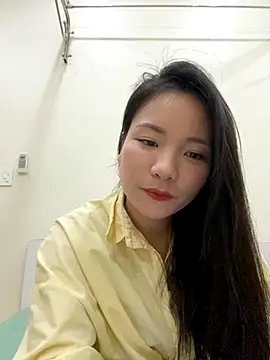 Bee Yellow00 online show from December 4, 4:33 am