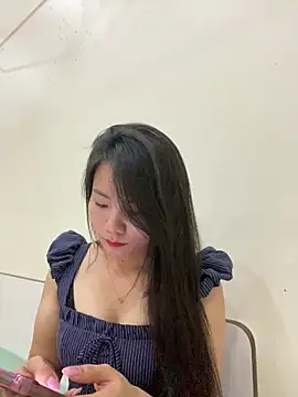 Bee Yellow00 online show from February 7, 4:38 am